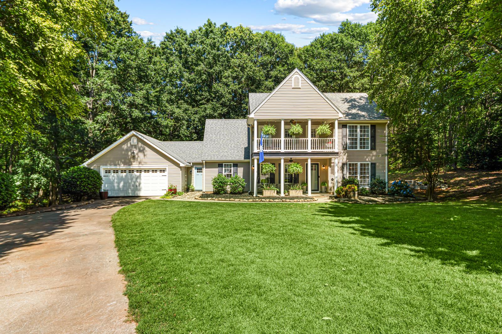 102 Crosscreek Drive — custom listing website preview